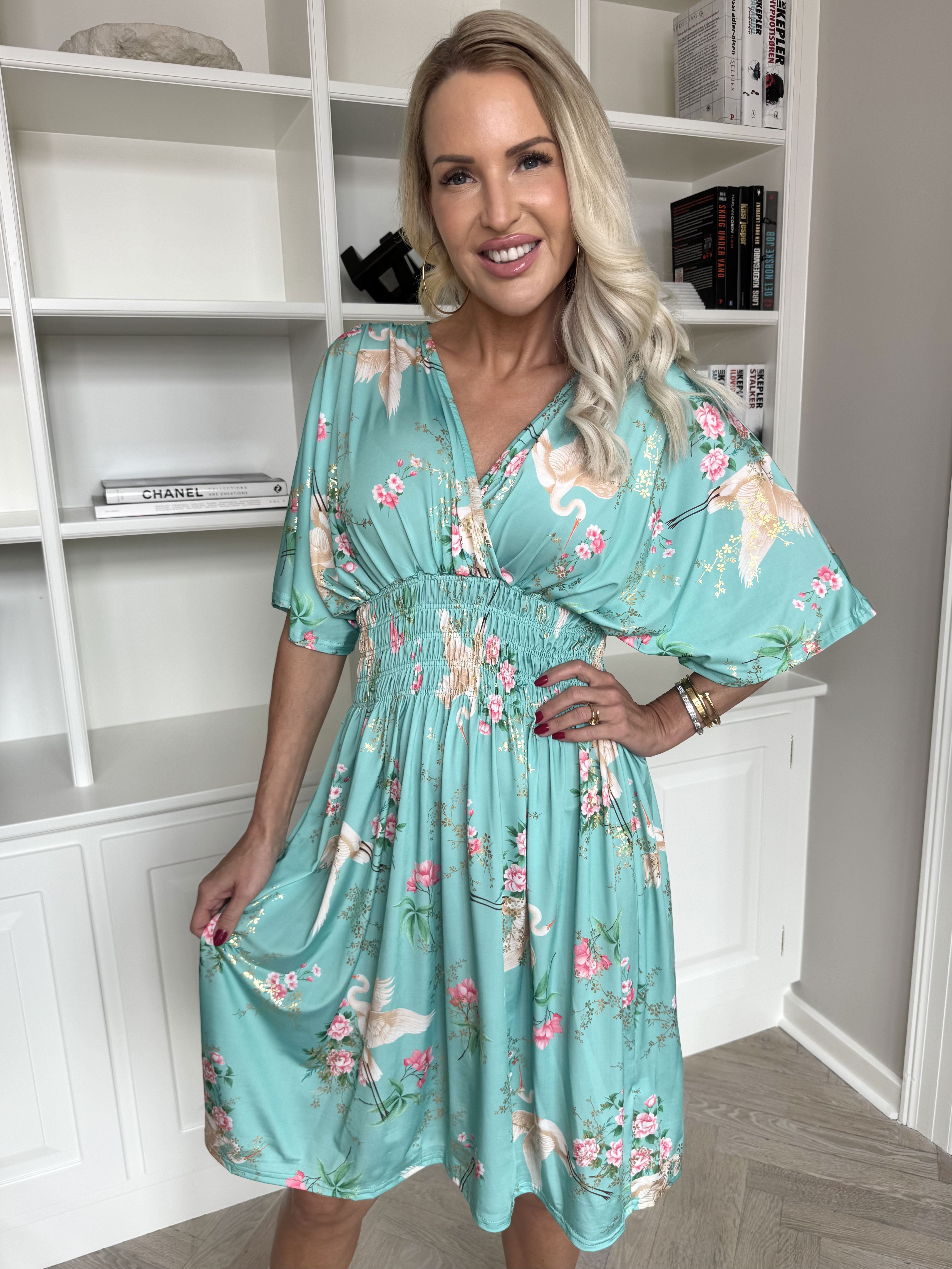 Pams Fly Short - Elastisk kjole med blomster- og fugleprint